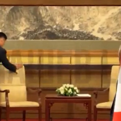 Agent nord-coreean dezinfectează suprafeţele atinse de Kim Jong-un la întâlnirea cu Putin