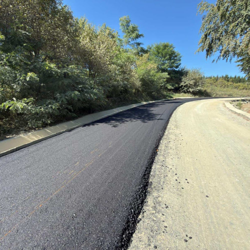 Primul strat de asfalt turnat pe DJ 705 între Zlatna și Almașu Mare