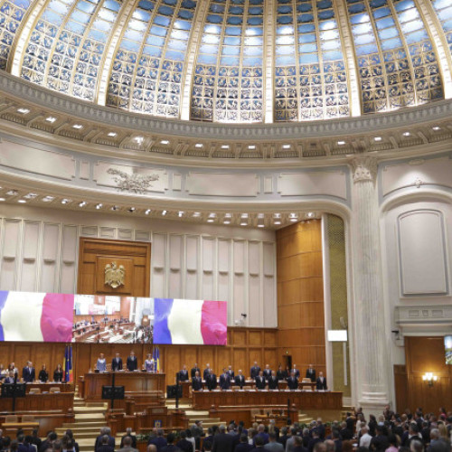 Opoziţia depune patru moţiuni de cenzură după asumarea răspunderii Guvernului