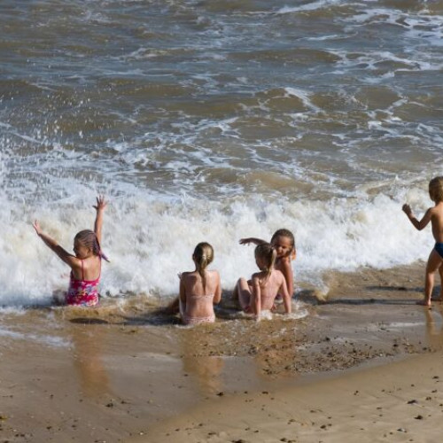 Tabără la mare pentru 100 de copii din medii vulnerabile, organizată de ANAT și CONCORDIA