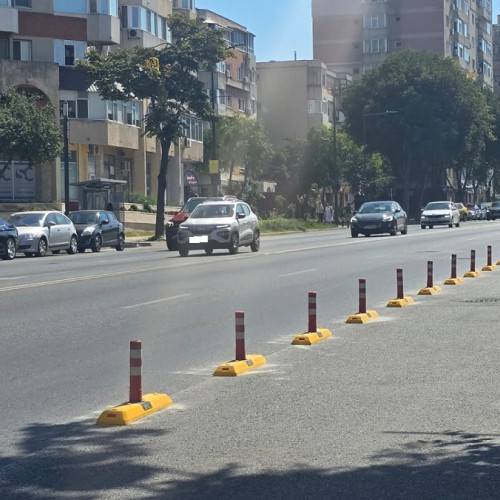 Confort Urban montează separatoare de sens la Casa de Cultură; șoferii continuă să parcheze