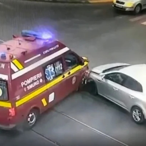 Șofer acroșează o ambulanță în municipiul Roman