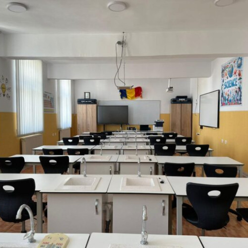 Grădiniță și școală reabilitate în Tunari, gata în câteva zile