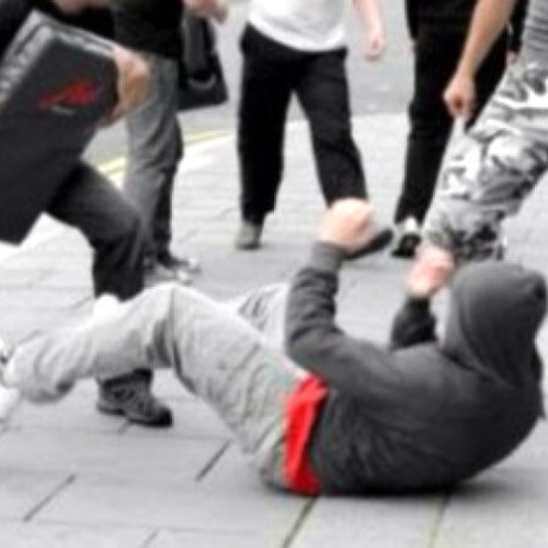 Adolescent din Petrila călcat în picioare de patru tineri, agresorii trimiși în judecată