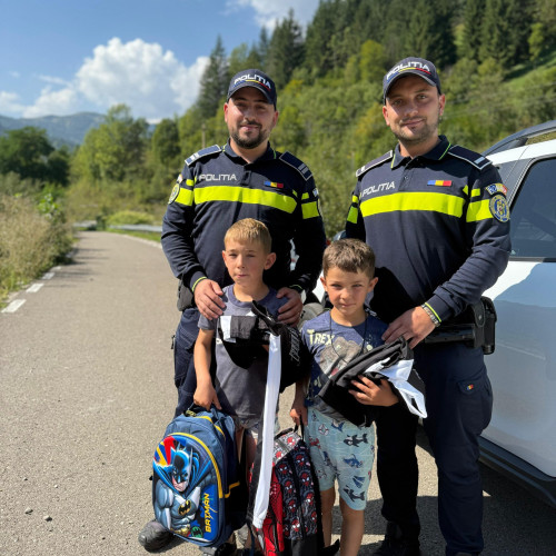 Poliţiştii din Neamţ duc daruri copiilor găsiţi după o dispariţie