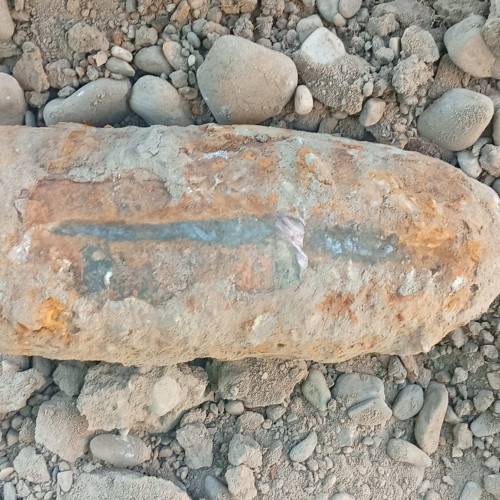 Proiectil din Al Doilea Război Mondial descoperit pe strada Moldovei în Roman