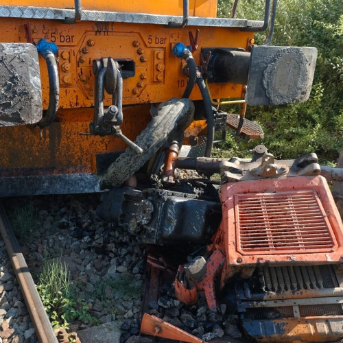 Accident între tren de călători și tractor la trecerea la nivel din apropiere de Cervicești Deal