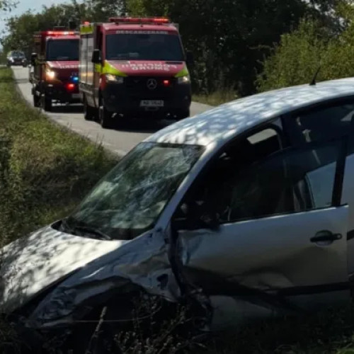 Echipaje de urgență intervin după un accident rutier în comuna Vultureni, localitatea Băbuțiu, județul Cluj