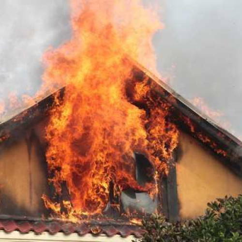 Incendiu la o casă din Oniceni, satul Băneasa, stins de pompieri