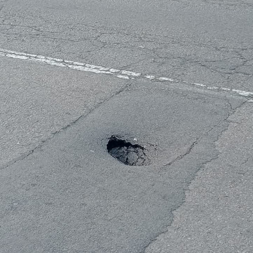 Groapă periculoasă pe banda întâi, în zona unității militare din Târgu Jiu