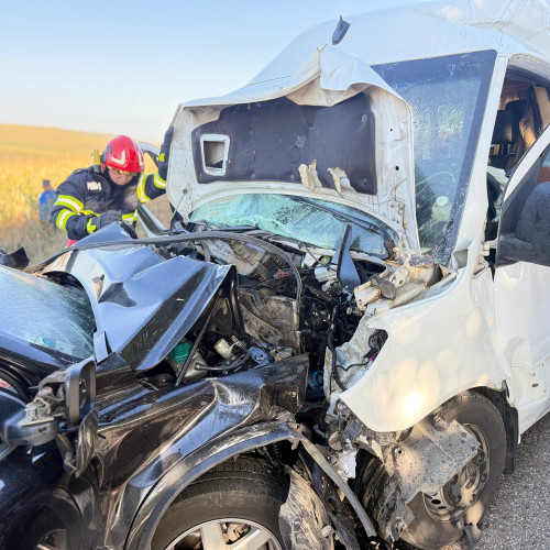 Accident pe DN 24C: trei moldoveni au murit într-un impact cu un microbuz, în apropiere de Santa Mare