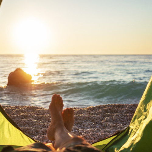 Vacanțe la malul mării: corturi, rulote și autobuz-dormitoare atrag turiști cu bugete modeste