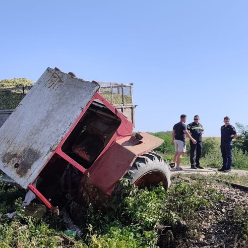 Tractor lovit de tren în județul Botoșani, tânăr de 20 de ani, internat