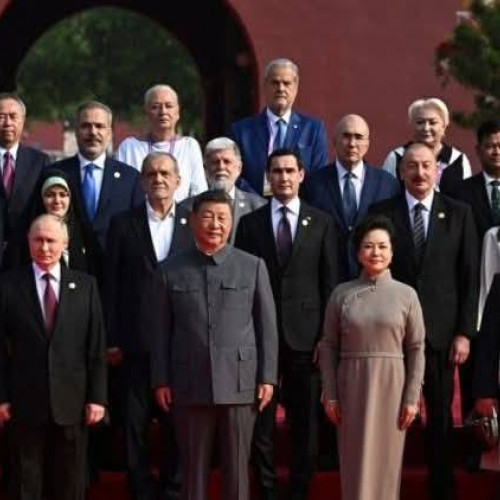 Doi foști premieri români într-o fotografie la Beijing, în contextul unui summit controversat