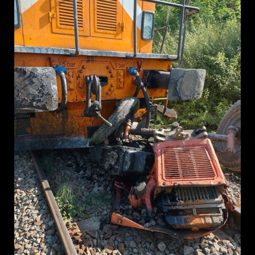 Tren lovit de un tractor în județul Botoșani: pasageri în siguranță
