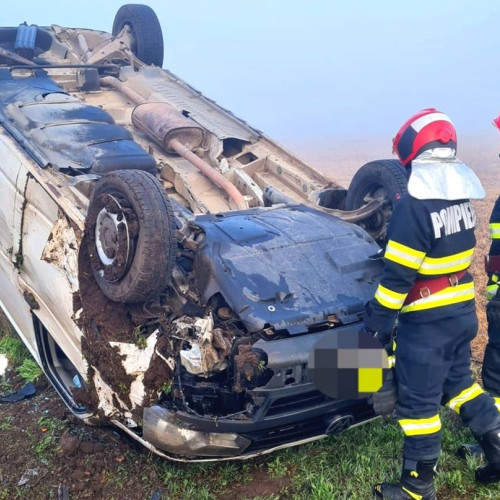 Accident rutier în Ovidiu: șoferul a pierdut controlul și s-a răsturnat