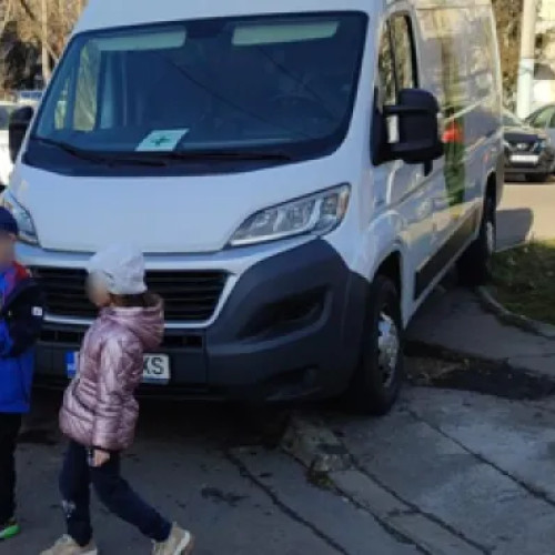 Incident tensionat pe strada Dâmboviței din Cluj-Napoca: muncitorul rupe o creangă de tei pentru a-și parca duba