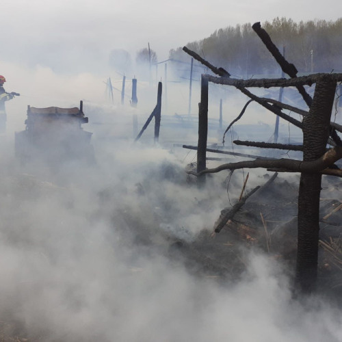 Incendiu într-o stână din Neamț, cauzat probabil de o acțiune intenționată