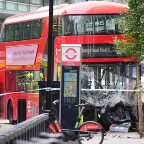 Autobuz a lovit pietoni în Londra; mai multe persoane au fost transportate la spital
