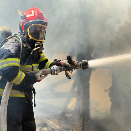 Incendiu într-o gospodărie din Manolești Deal, provocat de o țigară; localnicii au scăpat fără victime