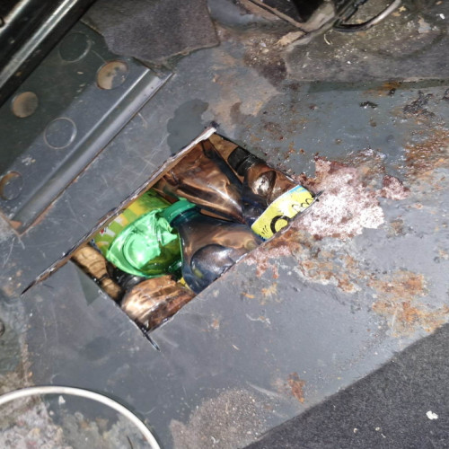 Bărbat amendat cu 10.000 de lei după control la frontieră la Stânca; țigări din Republica Moldova și alcool ascunse în podea