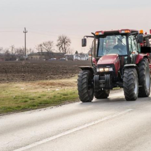 Tractorist băut oprit de poliție în Vânători-Neamț
