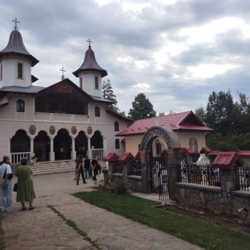 Vizită la Mănăstirea Crasna: spre o liniște în inima pădurii