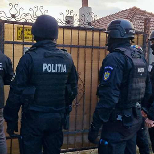 Percheziții în Constanța asupra unui bărbat bănuit de înșelăciune, reținut