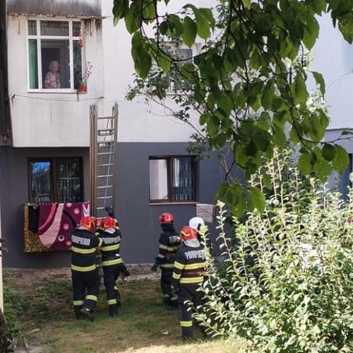 Un bărbat de 75 de ani din Dorohoi, blocat în apartamentul său de la etajul trei, blocat, salvat de pompieri pe Aleea Amurgului