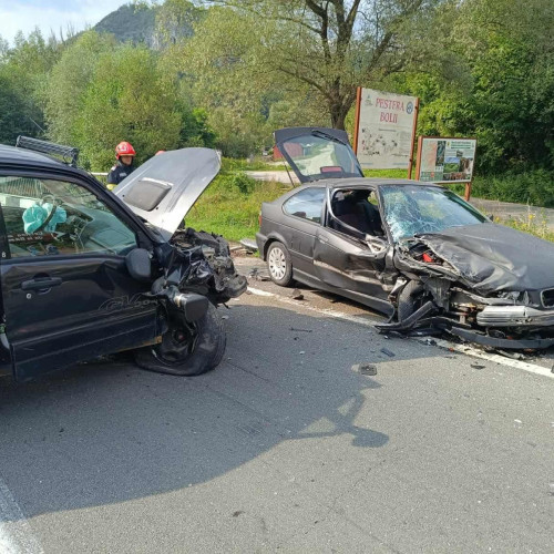 Pompierii din Petroșani au intervenit după un accident pe DN 66 în Bănița