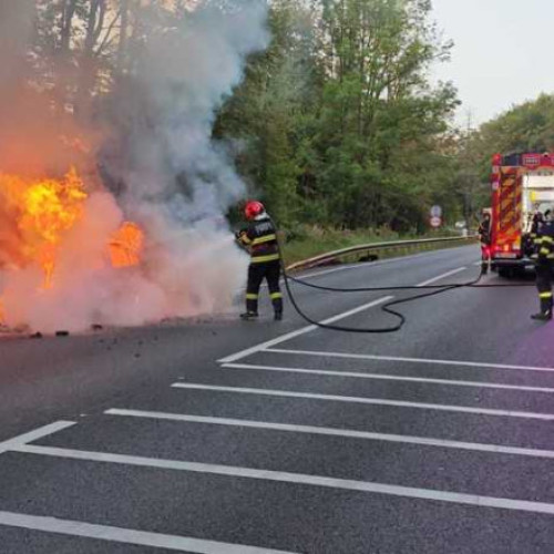 Incendiu la DN 17 în Suceava: doi tineri evacuați, traficul blocat
