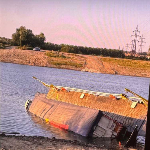 Bac s-a scufundat în Dunăre cu camion încărcat cu floarea-soarelui