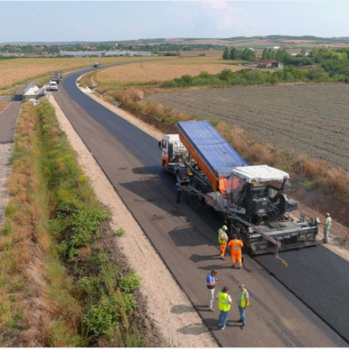 A început turnarea stratului de uzură pe Centura Biharia, noul drum ce va fluidiza traficul din localitate
