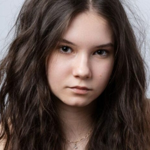 Dara Ciubotaru, tânăra voce buzoiană care a câștigat la ID Fest 26 în secțiunea „One Woman Show”