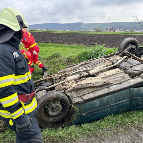 Tânăr din Botoșani, beat la volan, s-a răsturnat în Roma