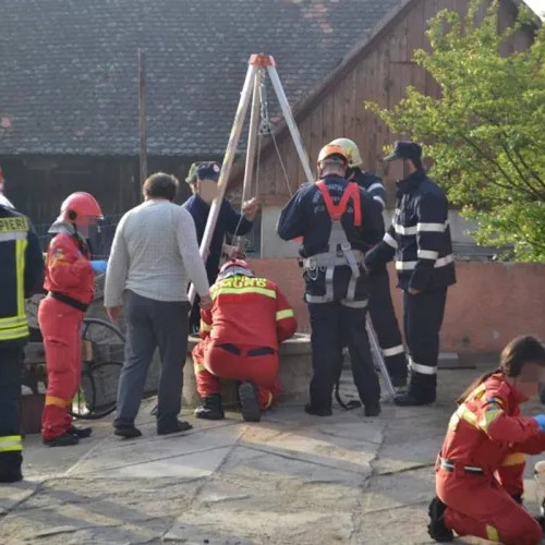 Pompierii clujeni salvează o femeie dintr-o fântână în Aghireșu