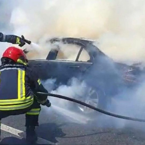 Pompierii din Vâlcea intervin la un incendiu la un autoturism în Băbeni
