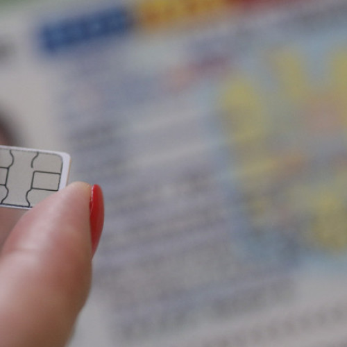 Guvernul reduce numărul beneficiarilor pentru noile cărți de identitate electronice
