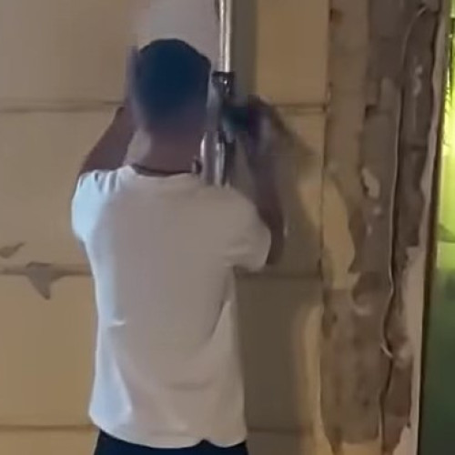 Poliția Locală Brașov sancționează lipirea ilegală de afișe în Centrul Istoric