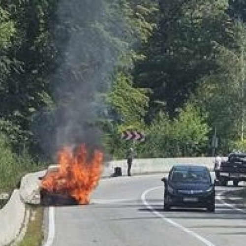 Trafic oprit temporar pe DN 67C între Novaci și Rânca, în Gorj, din cauza unui incendiu la un autoturism