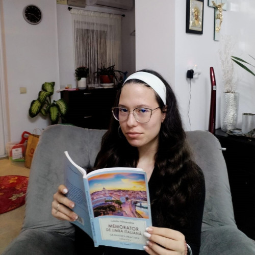 Tânăra Nicoleta Valentina Franțuzu îmbină arta cu limba italiană, spre o facultate în Italia