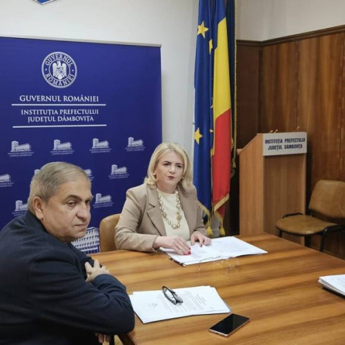 Prevenirea discriminării cetățenilor români de etnie romă la nivelul județului Dâmbovița: Grupul de Lucru Mixt discută măsuri de combatere a discriminării în școli și inclusivitate socială