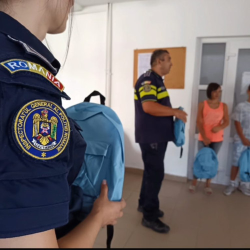Polițiștii gorjeni și jandarmii au oferit ghiozdane copiilor din centrele de plasament din Târgu Jiu
