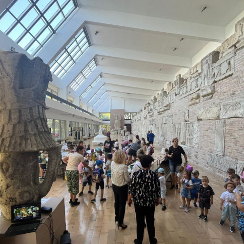 Copiii explorează istoria prin ateliere la muzeu, ghidați de voluntari