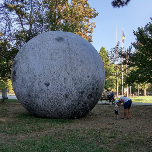 Luna, atracție în Grădina Publică din Parcul de la Elice
