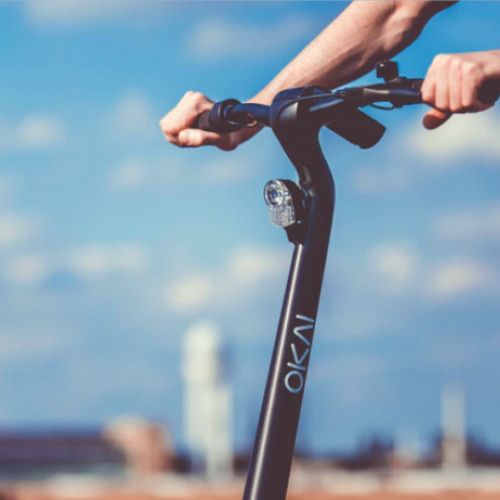 Jandarmi surprind o femeie care încerca să distrugă trotineta în centrul Bucureștiului