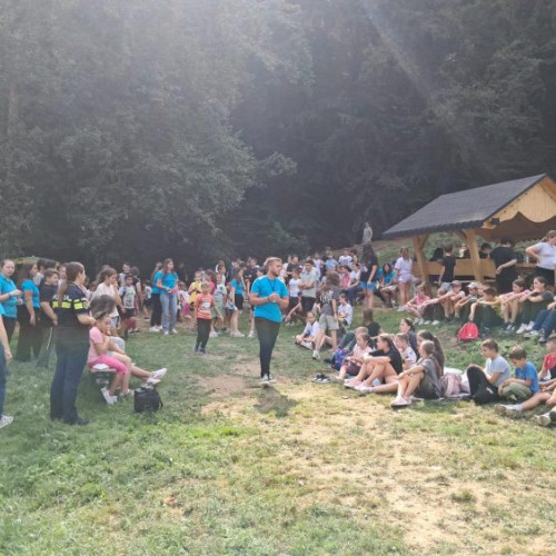Polițiștii maramureșeni aproape de elevi în vacanța de vară, într-un dialog cu comunitatea