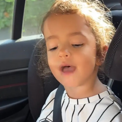 În Gruia, fetița care cântă imnul CFR Cluj inspiră fanii