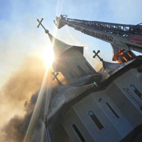 Incendiu la turlele unei biserici din Botuș, Suceava, în curs de localizare