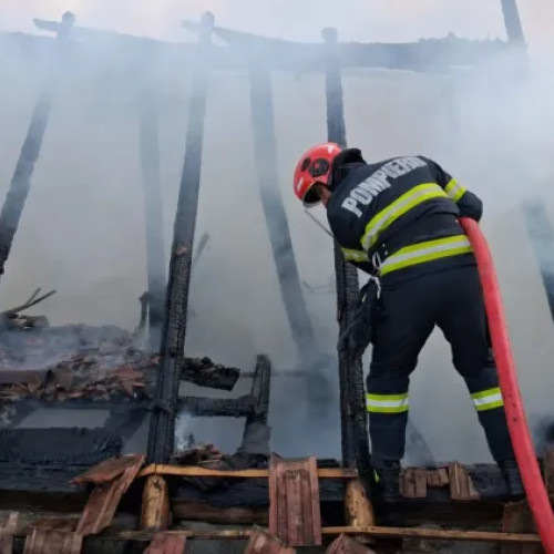 Pompierii din Huedin intervin la un incendiu într-o anexă gospodărească